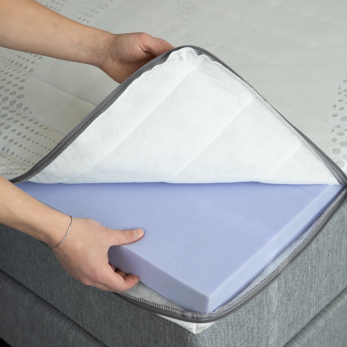 Detail van schuimstructuur, rustige uitstraling, focus op materiaalkeuze