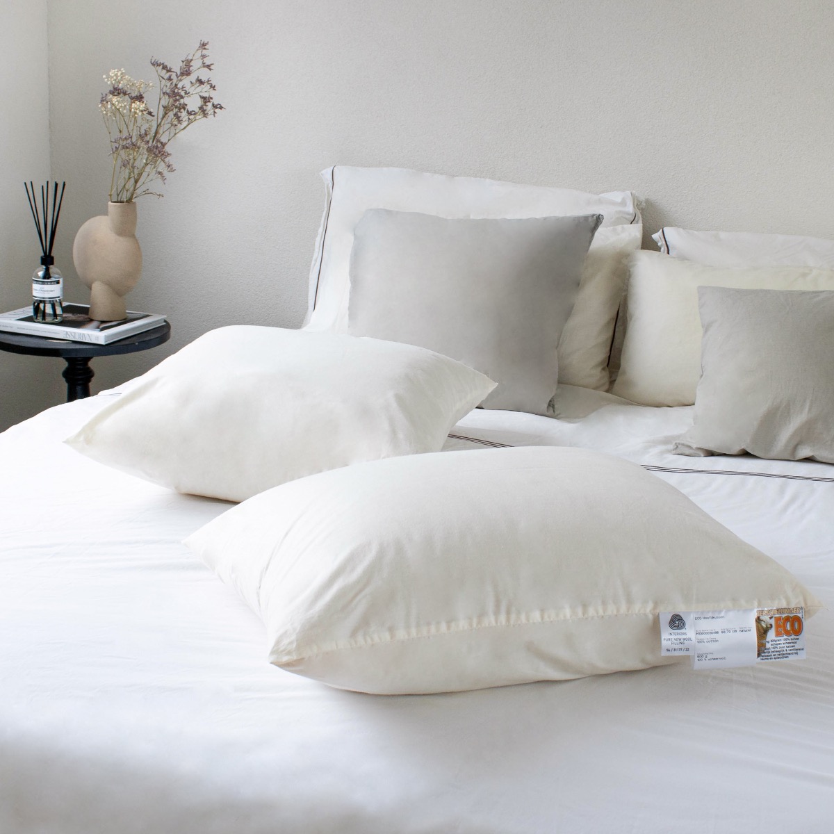 Wollen hoofdkussens op een bed