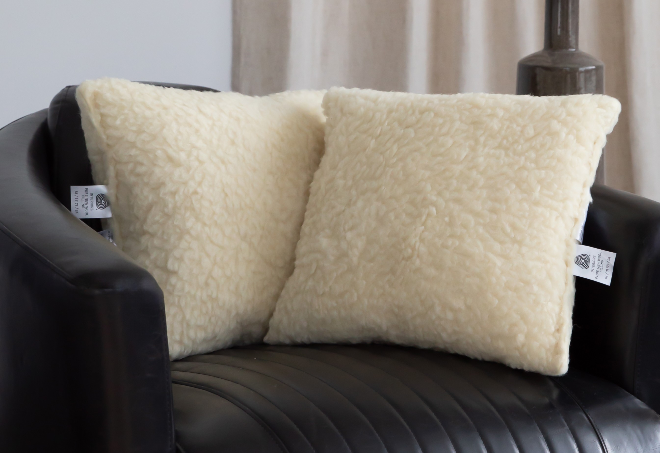 Wollen beddengoed in rustige slaapkamer, natuurlijk licht