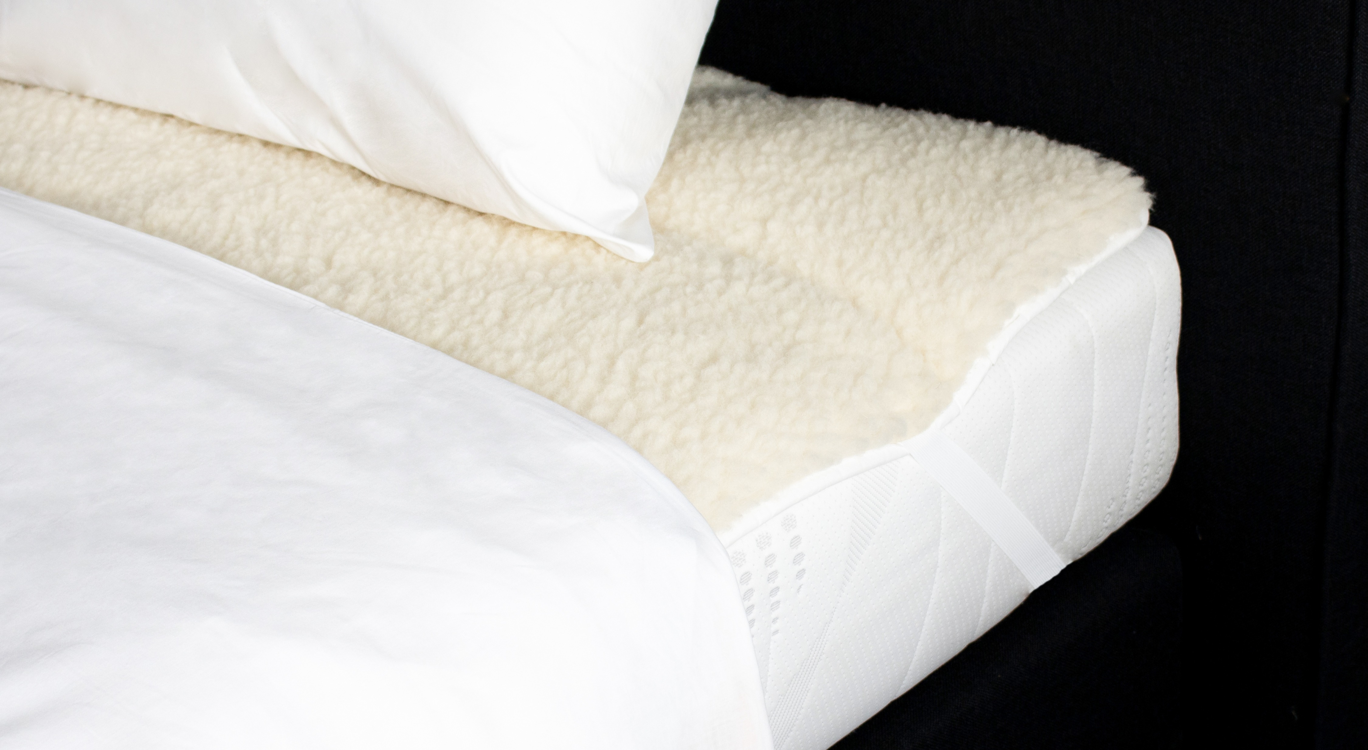 Detail van scheerwol in een slaapvacht met gekroesde vezels en zachte structuur