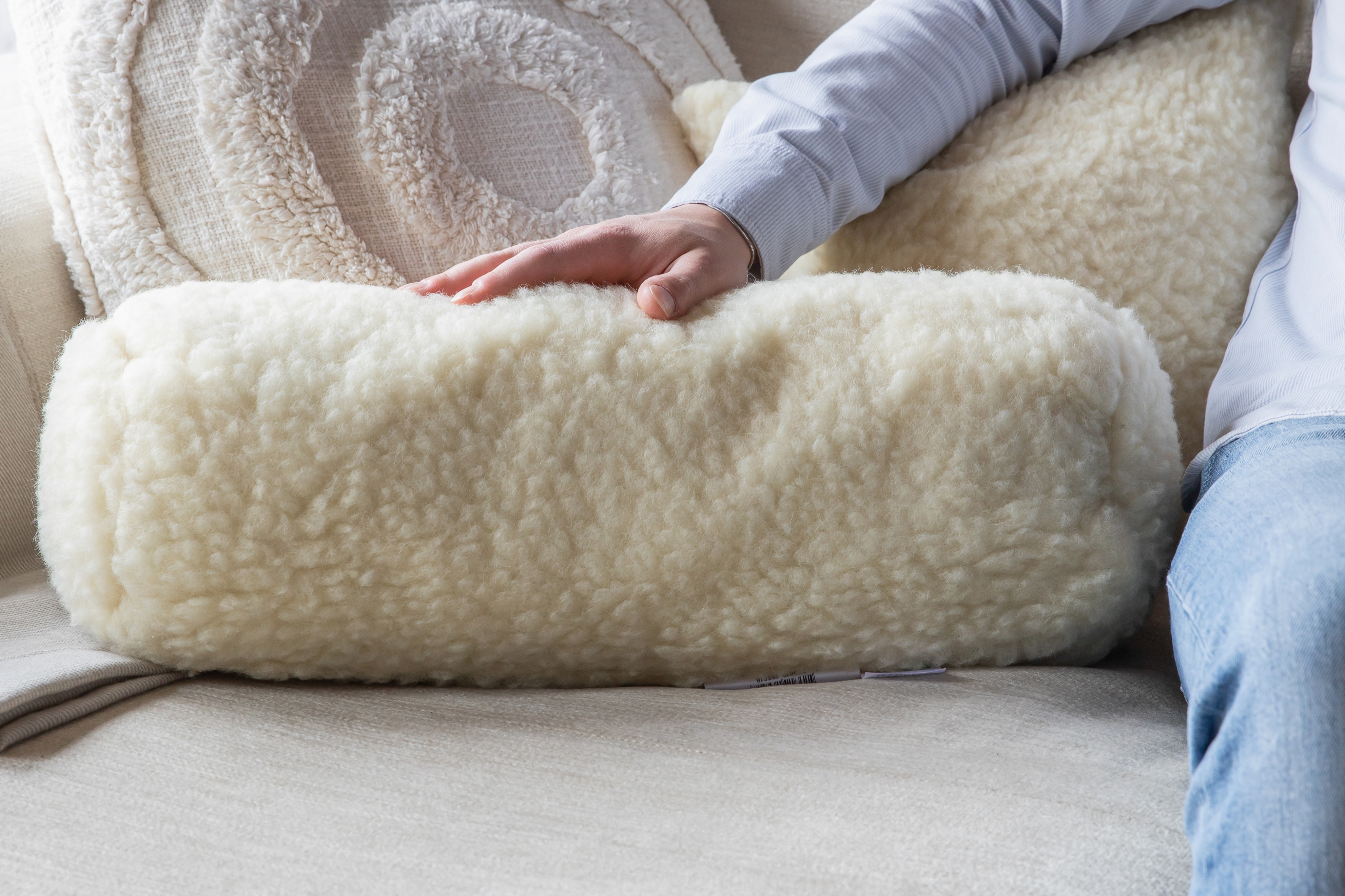 Rustige bedopmaak met wol als basislaag onder het hoeslaken